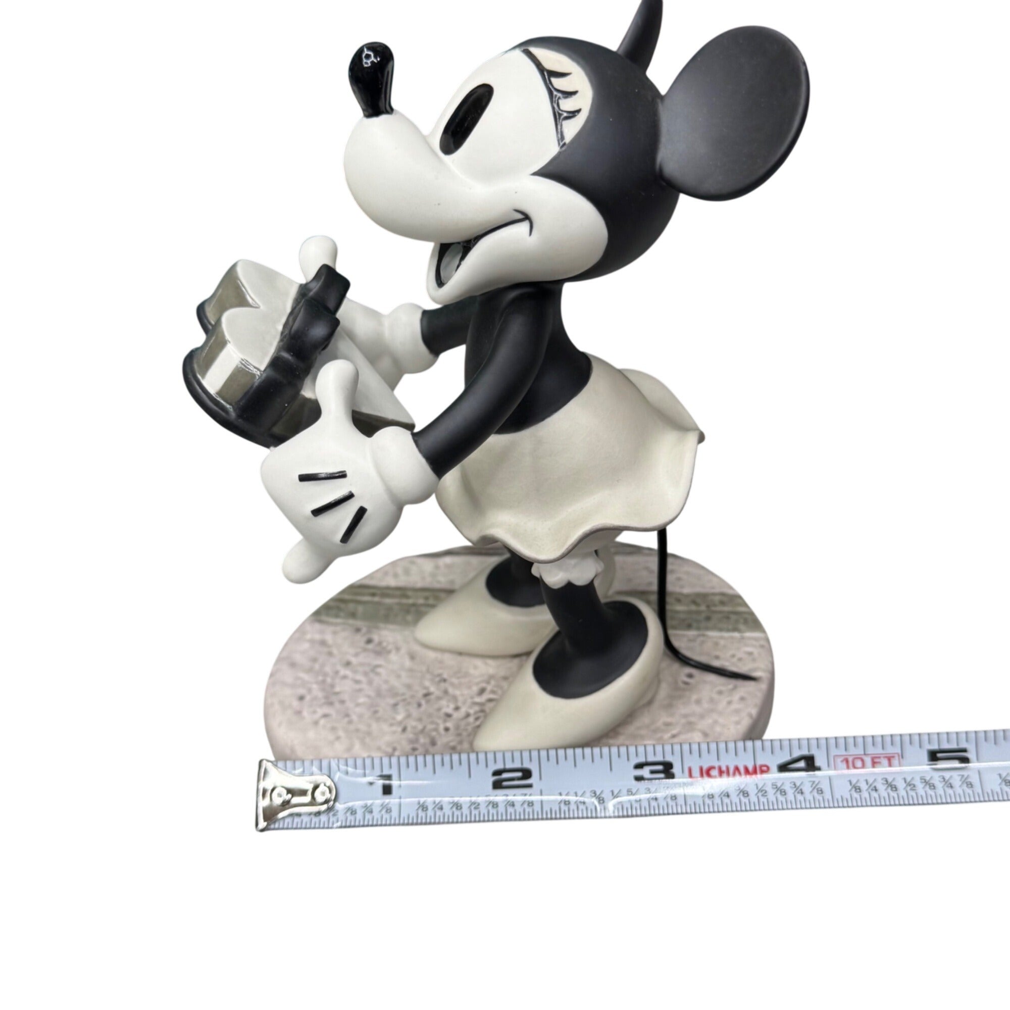 WDCC Walt Disney  Minnie Mouse Figurine Oh Its Swell! Puppy Love Box & COA 5.5"