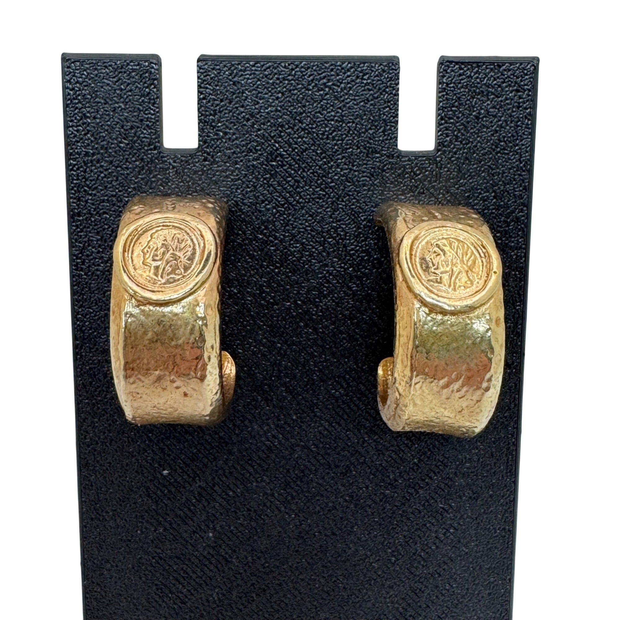 Raffiné Vintage 1980s Textured Coin Medallion Hoop Clip On Earrings Gold Plated