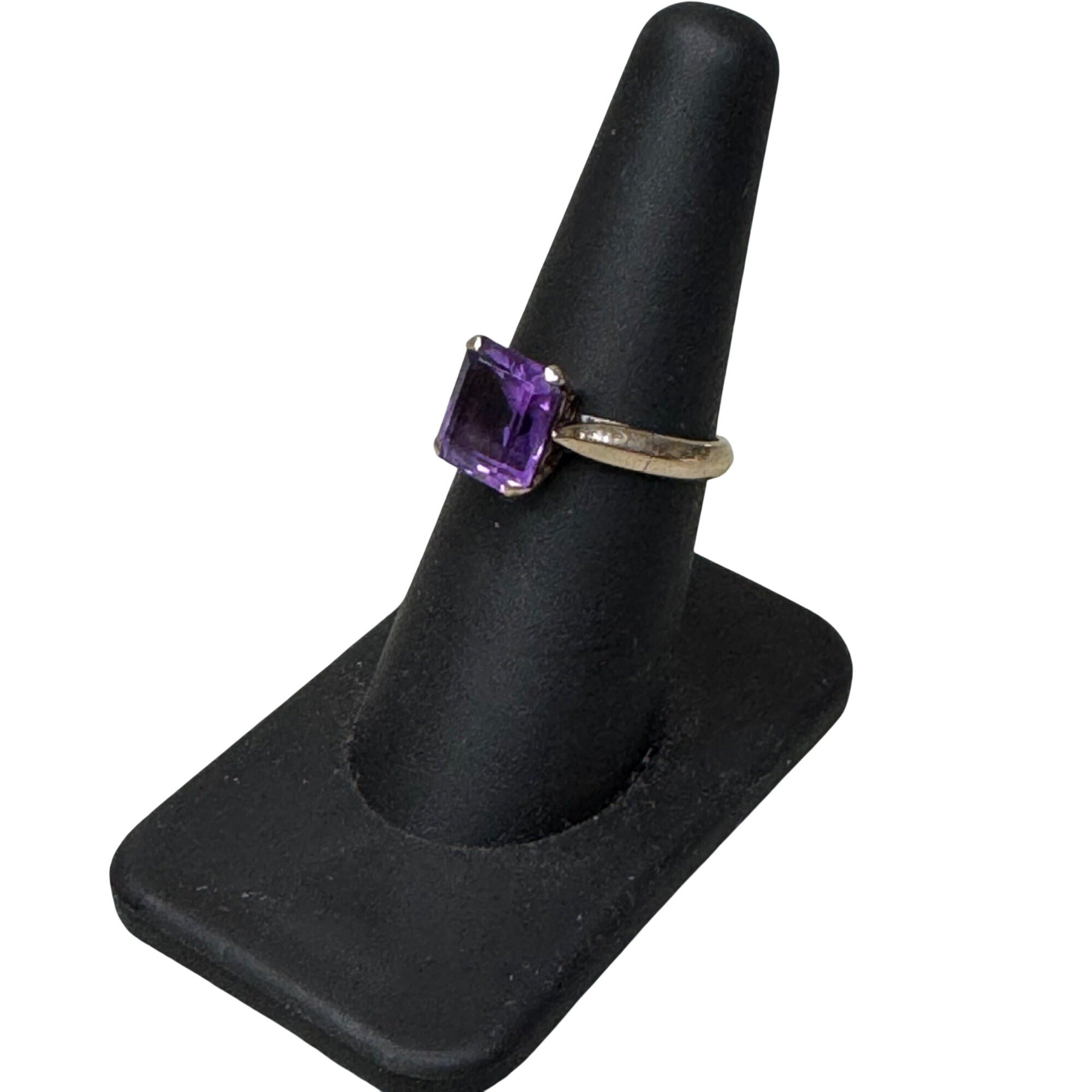 Vintage 18K Gold Ring Emerald-Cut Amethyst Gemstone Elegant Jewelry Size 6.75