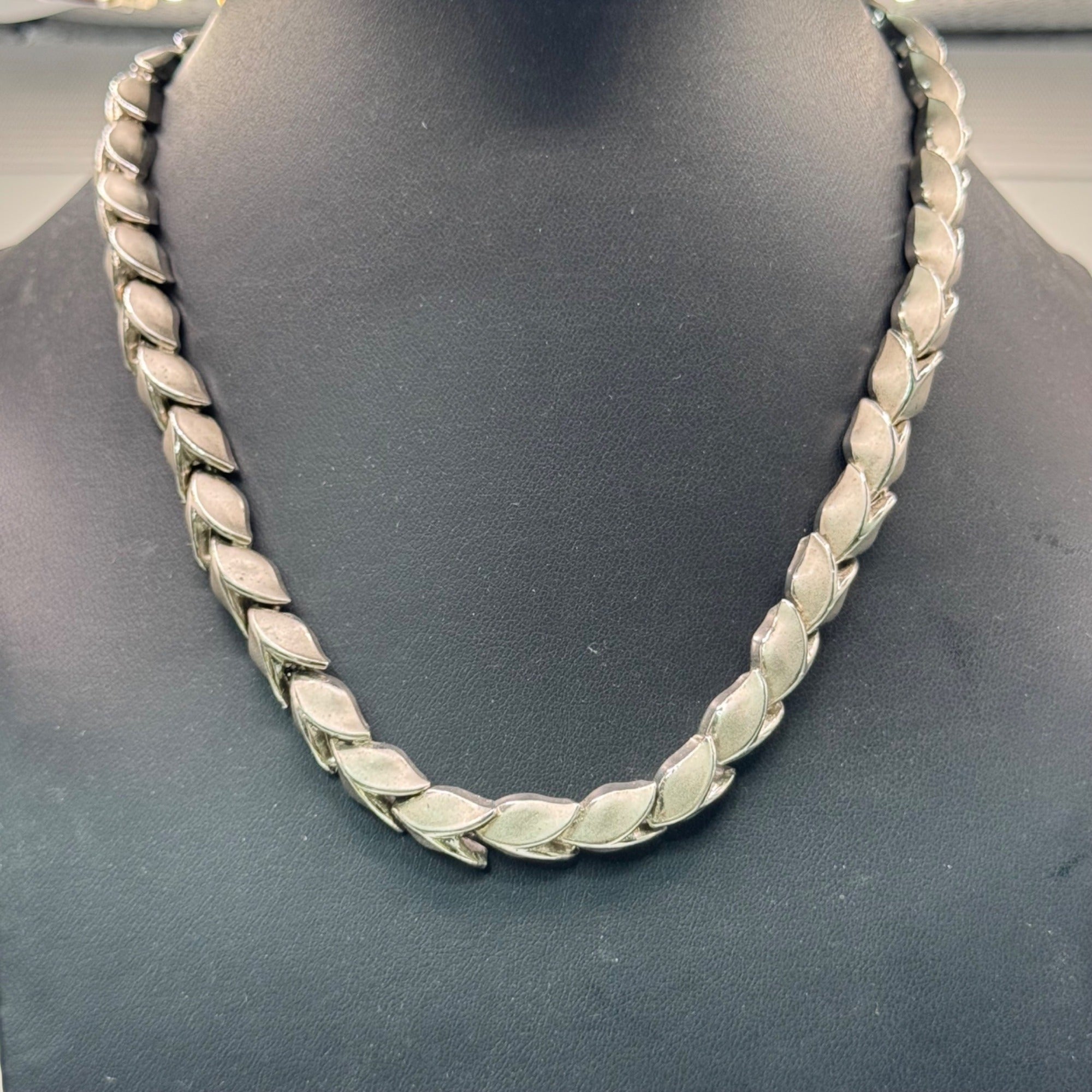 Vintage Trifari Silver-Tone Leaf Chain Necklace 15.5” Vining Leaves Classic